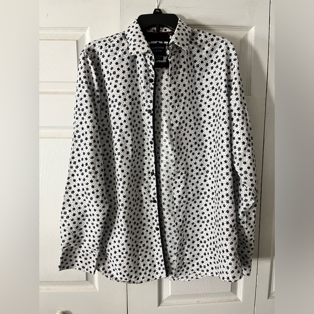 Men’s size large modern fit button up